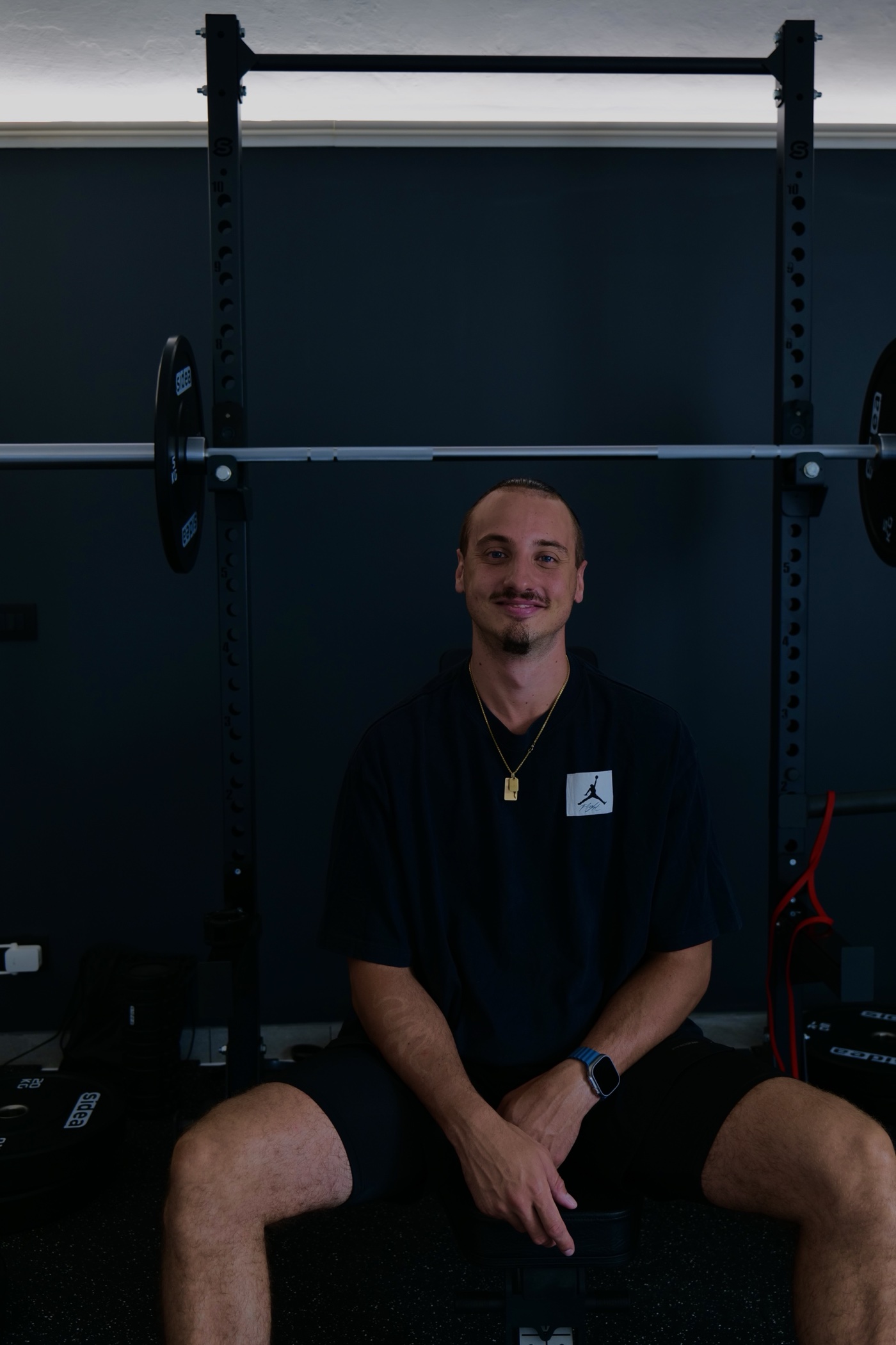 Riccardo Riva seduto in studio davanti al rack